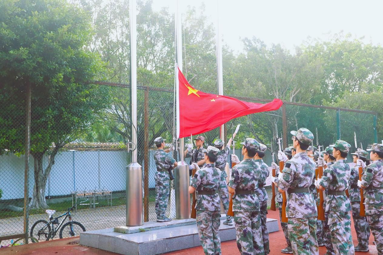 ​伟德国际1946官网举办升旗仪式