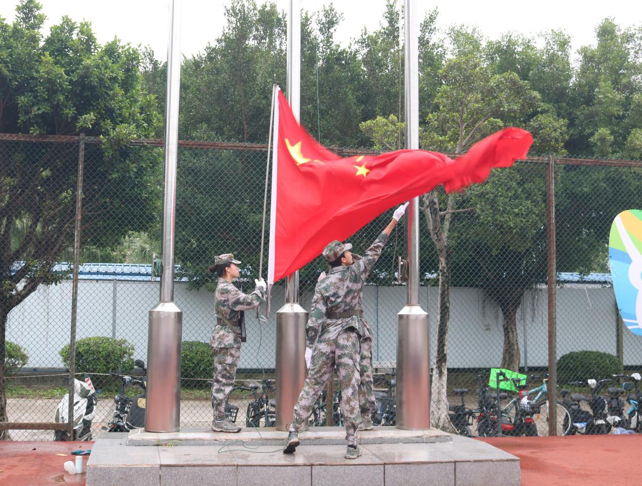加强国防教育 共筑安全之基 ——​伟德国际1946官网举行升旗仪式