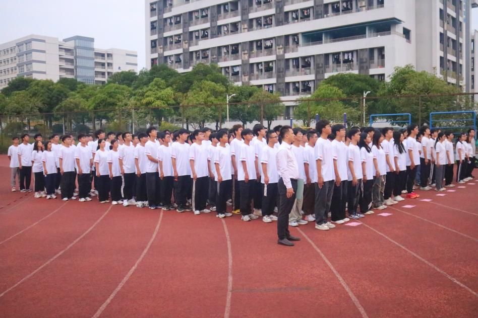 公司举行升国旗仪式暨“国旗下的讲话”活动