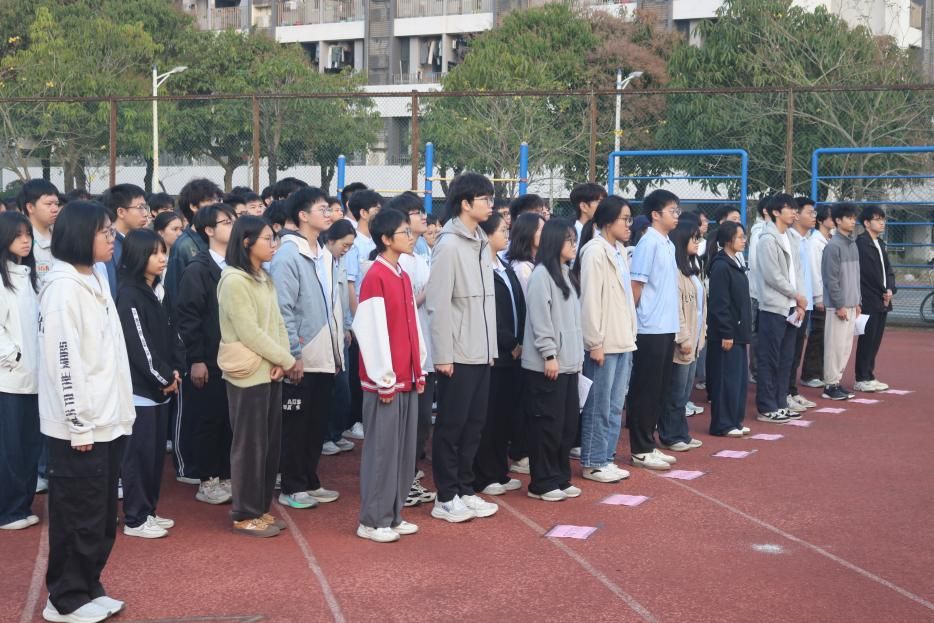 伟德国际1946官网举行升旗仪式
