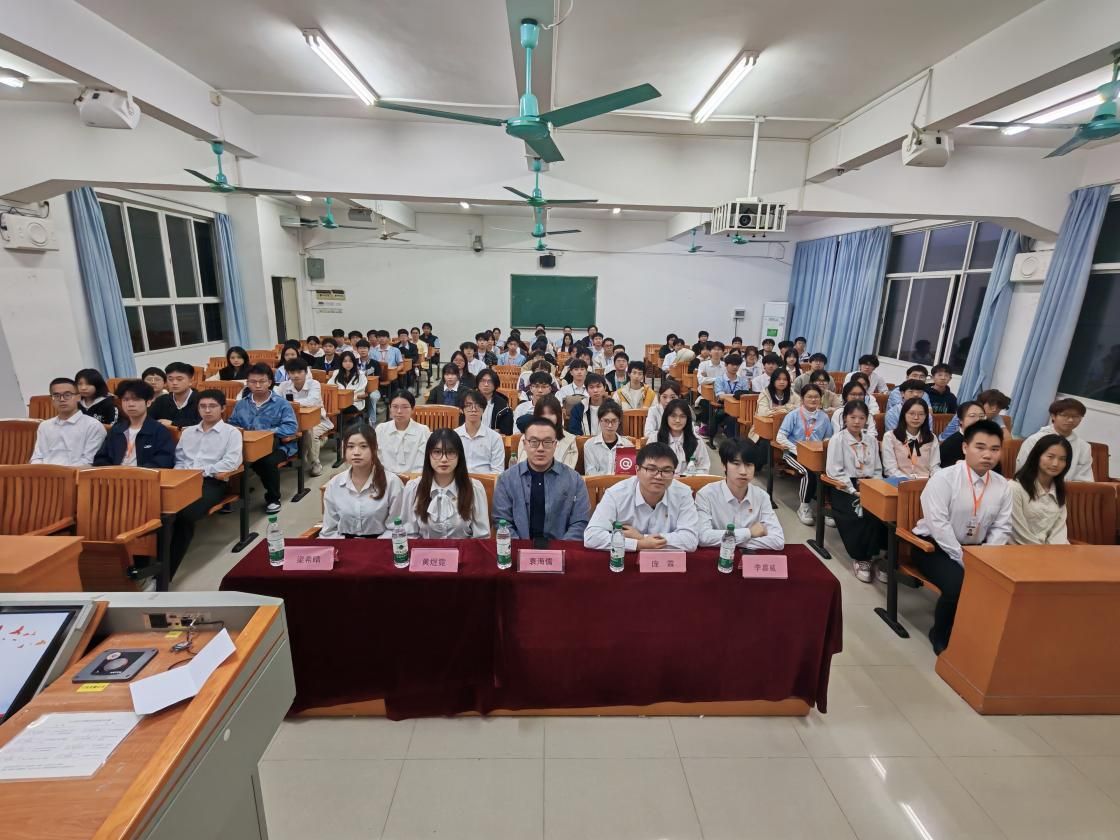 伟德国际1946官网召开2025-2026学年第一次团委、员工会、新闻中心例会