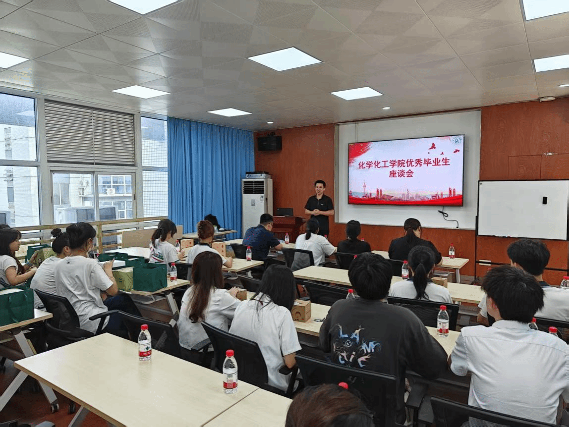  共话成长 感恩未来——​伟德国际1946官网开展毕业生代表座谈会