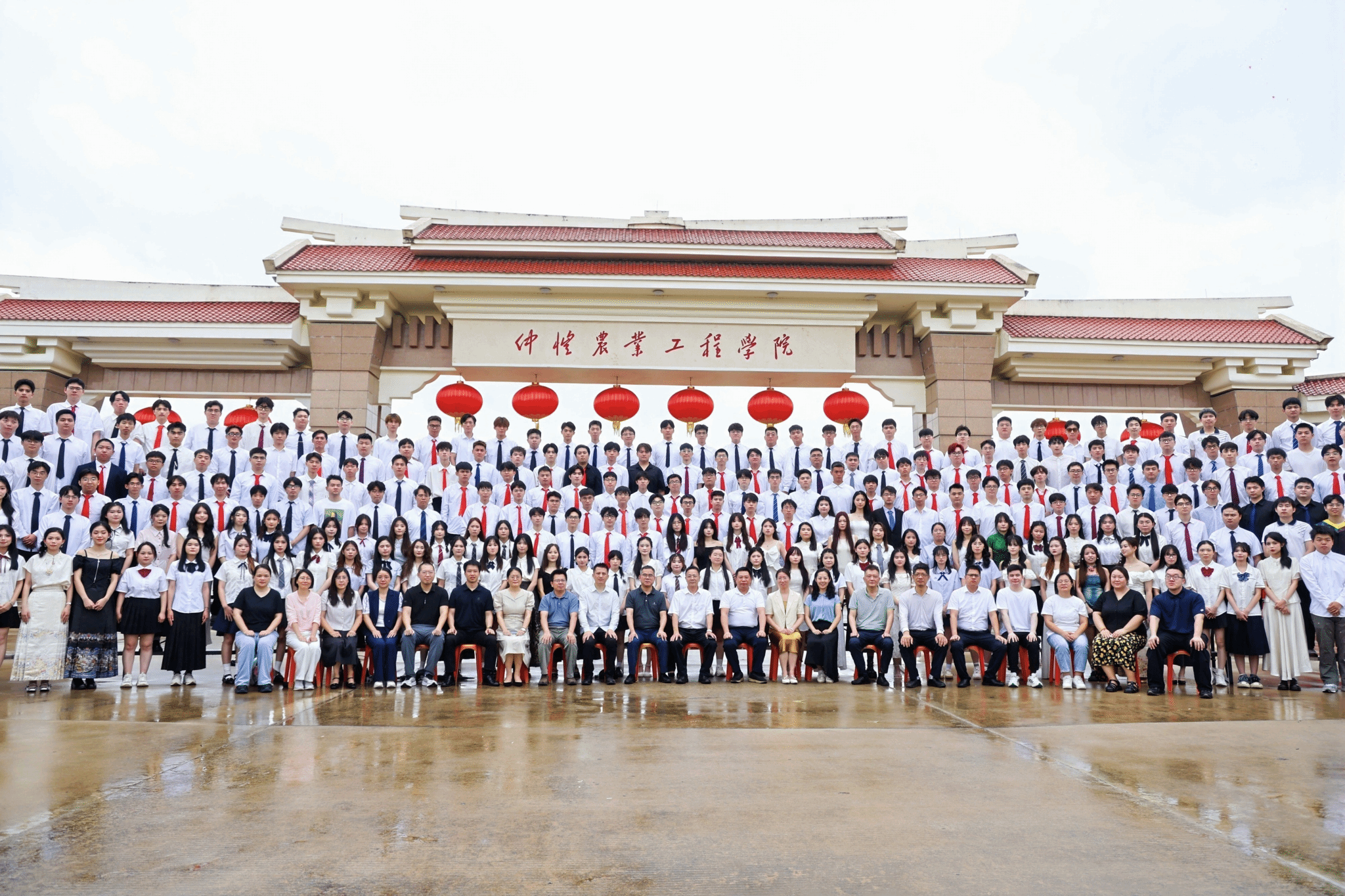 青春化新篇，工筑强国梦 ——​伟德国际1946官网开展2025届本科毕业生合影活动