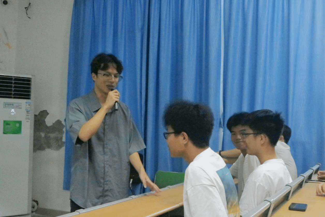 理论学习筑根基 及地宣讲增活力——​伟德国际1946官网“及地”宣讲团为新生进行宣讲