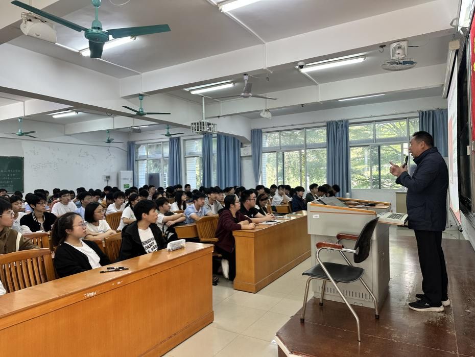 公司党委书记邱树华上专题党课