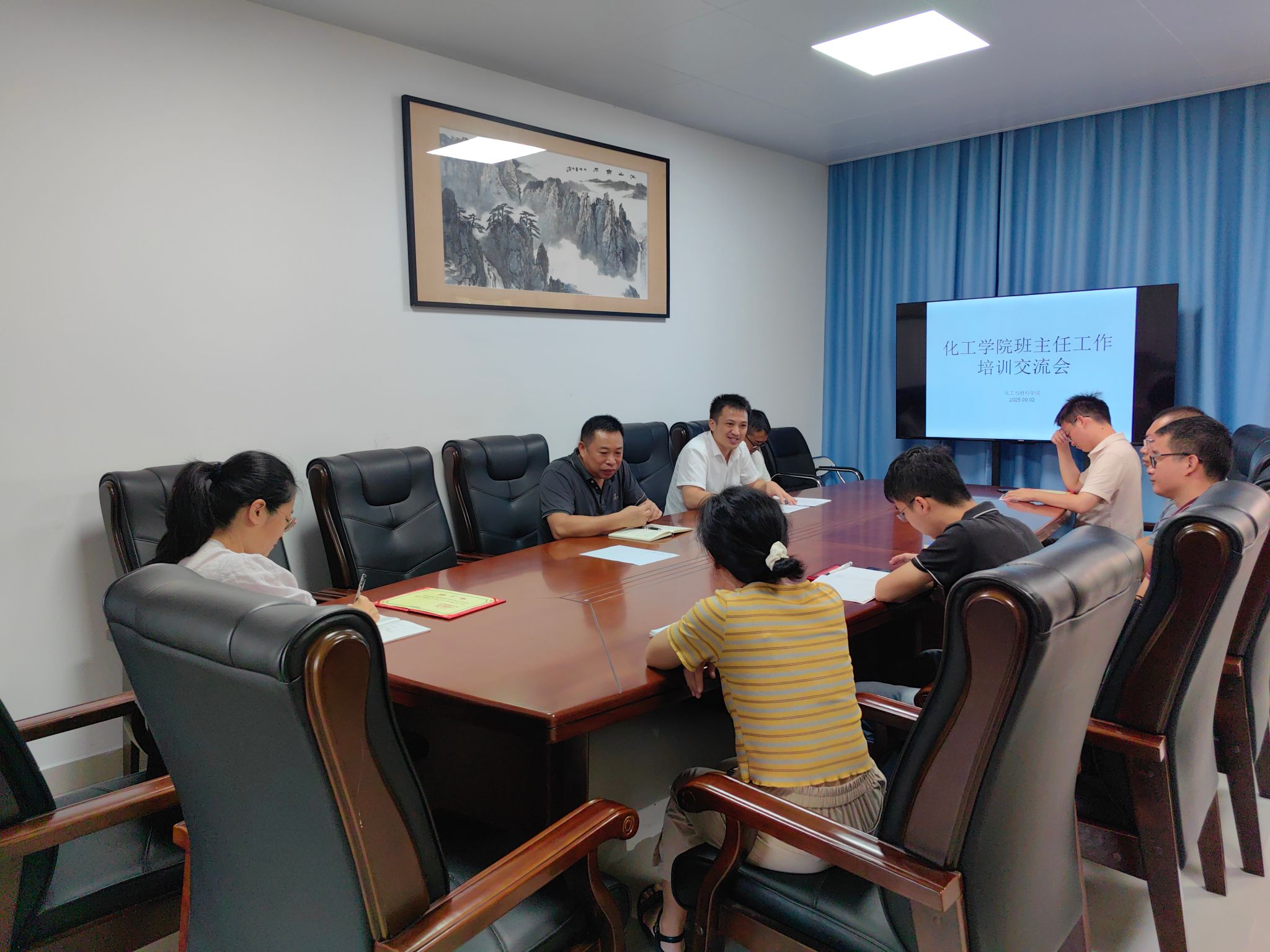 伟德国际1946官网召开新学期班主任工作主题培训交流会